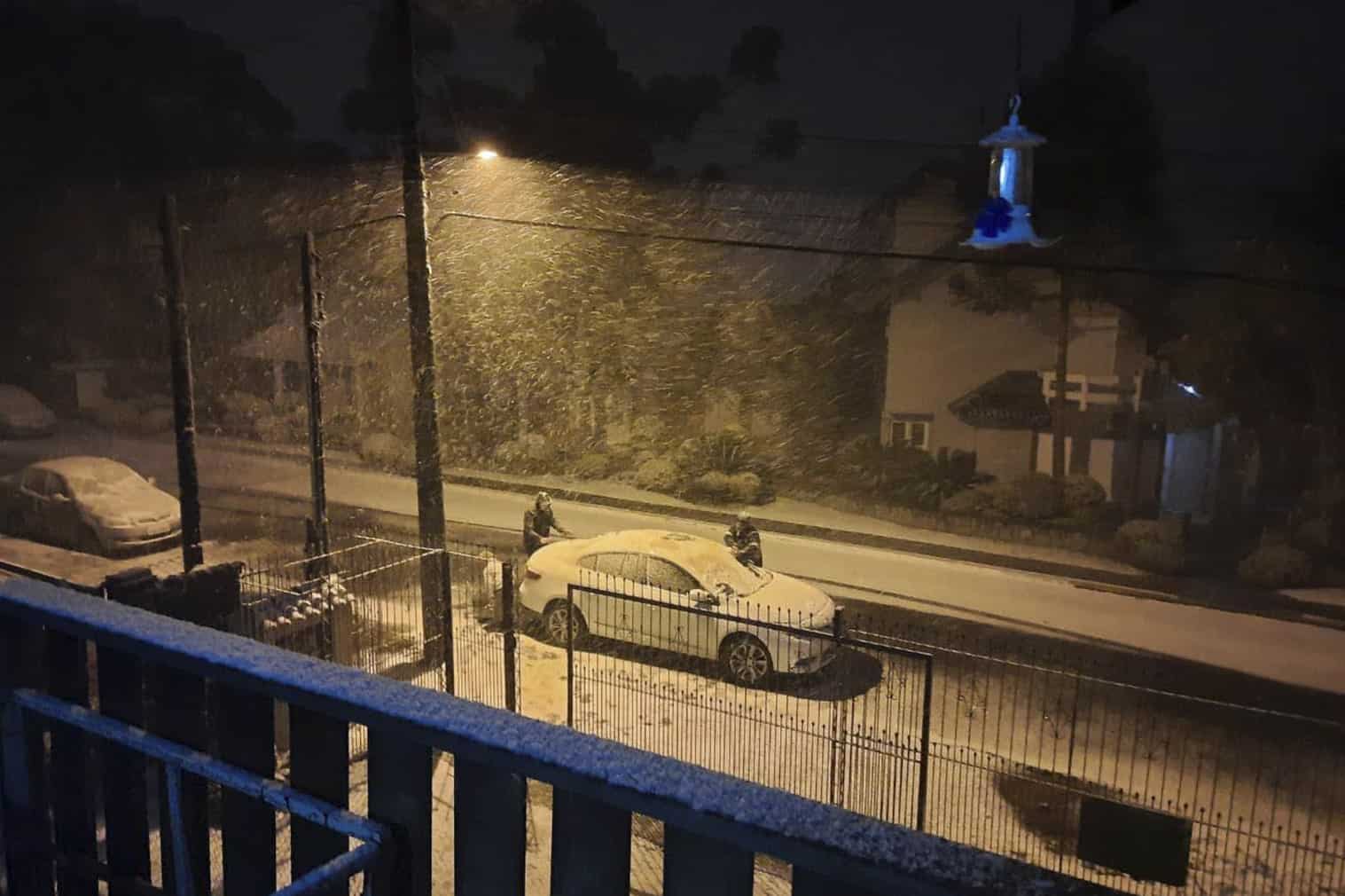 Carro coberto por neve em Gramado