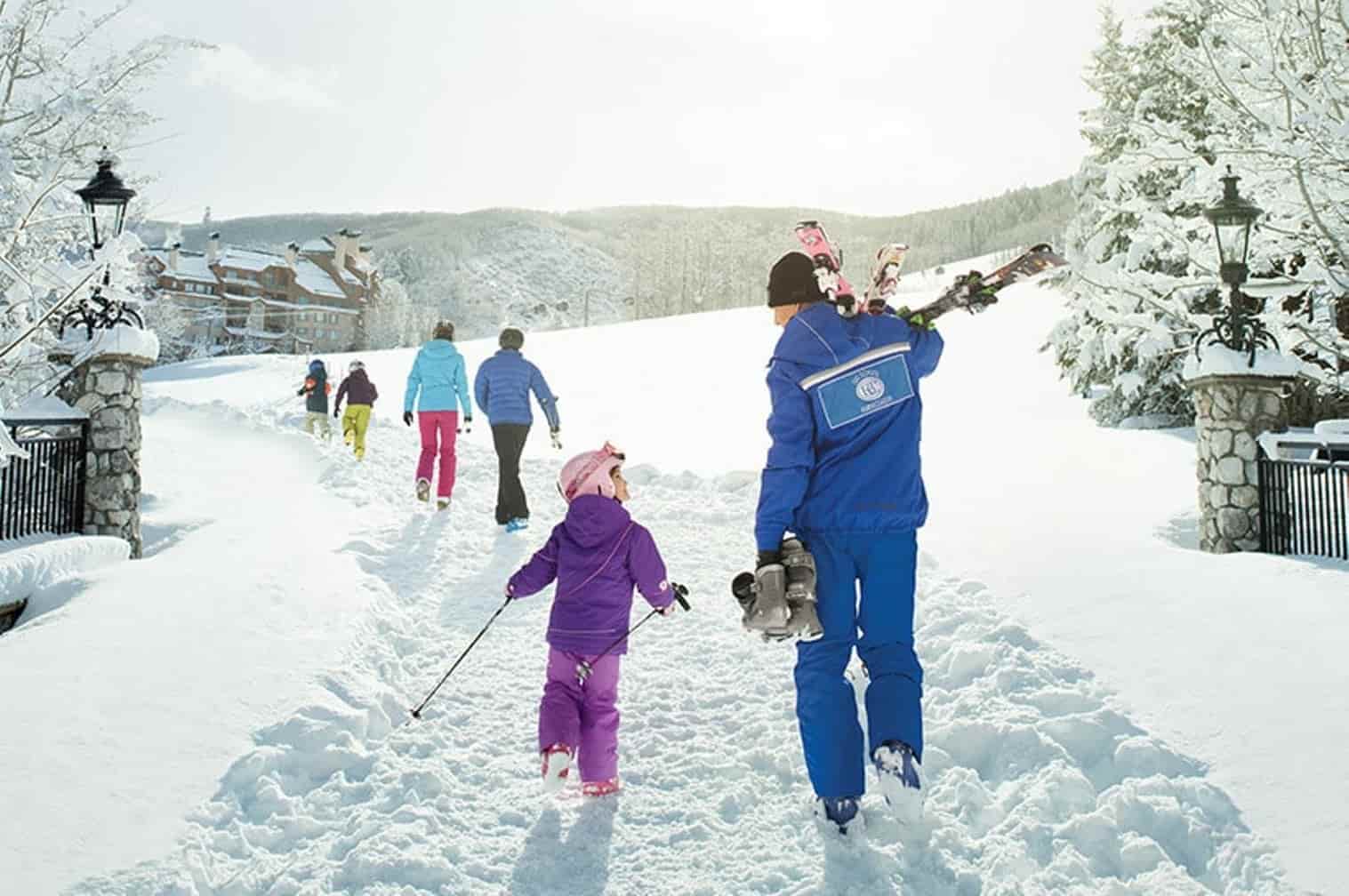 Pais e crianças na neve Portal de Inverno